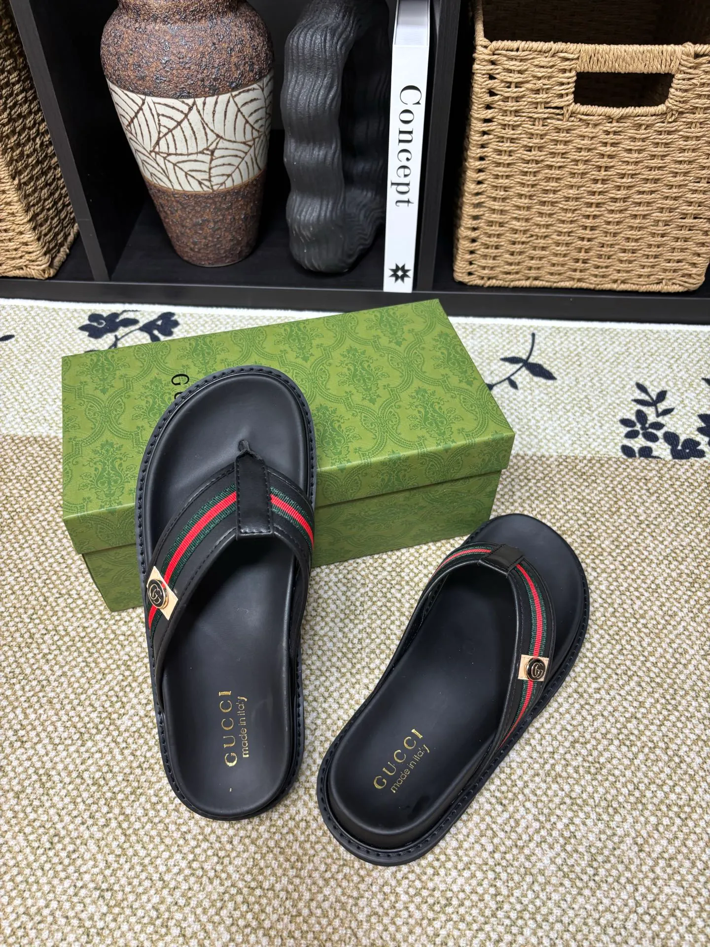 Factory 💰 300 yuan Gucci slippers] high-end men's shoes brand official website 1:1 latest masterpiece: original mold customization, the fabric is made of imported original materials, upgraded outsole, lighter and non-slip. The market's top quality, simple yet tasteful, a must-have for fashionistas, fashionable at your feet, full of confidence, the same style at the counter 👍The season of summer slippers is here. Code: 38-45 (45 customized)